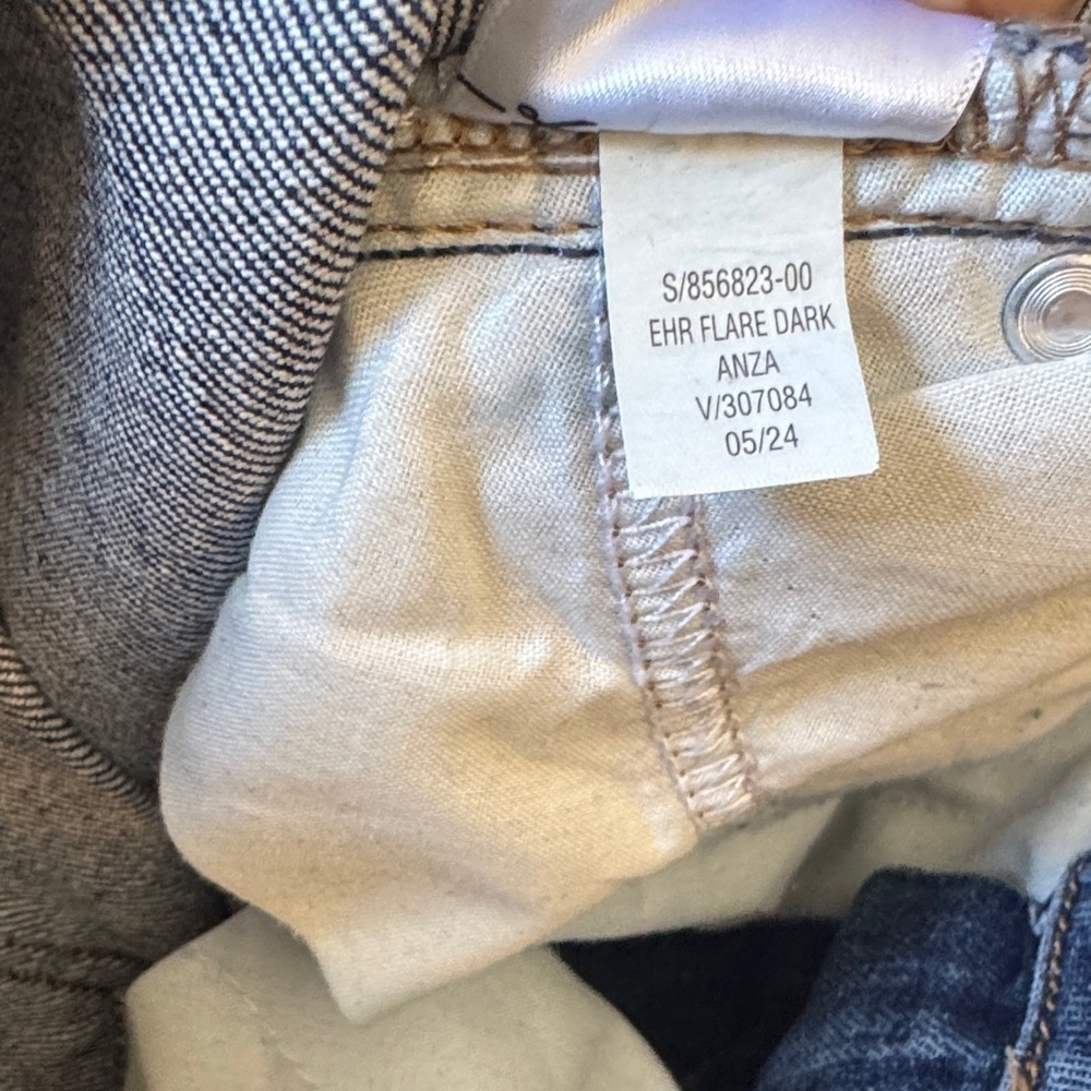 Old Navy Ultra High Rise Flare Leg Jeans size 4 - Picture 6 of 6